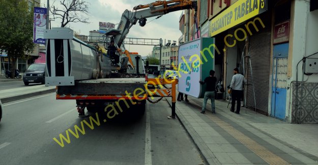 Totem tabela montaj için atölyeden çıkarılıyor